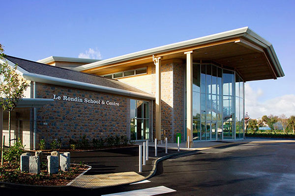 Le Rondin School designed by Robert Snow Architect